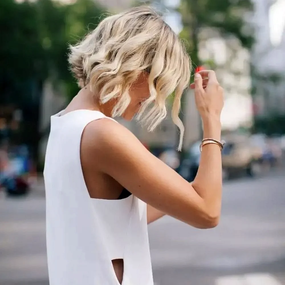 Блондинка с короткими волосами со спины