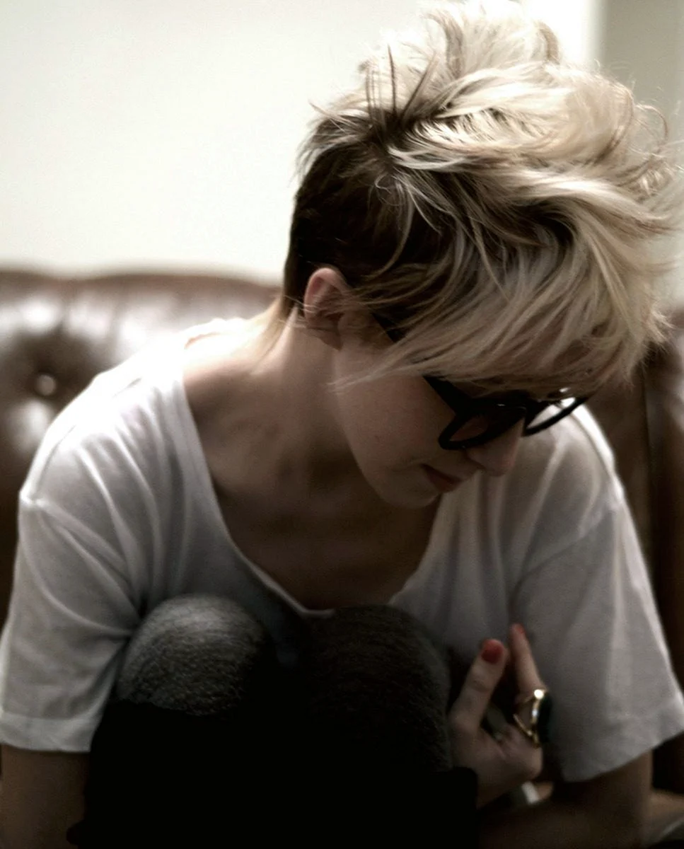 Девушка с короткой стрижкой со спины