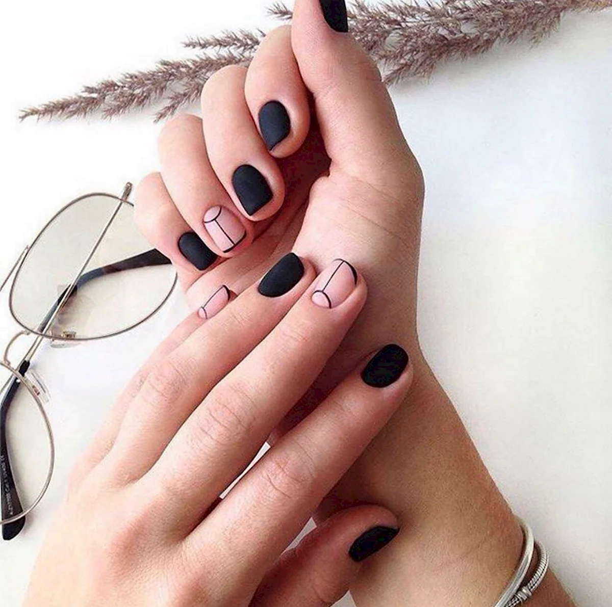 Эстетичный маникюр на короткие ногти