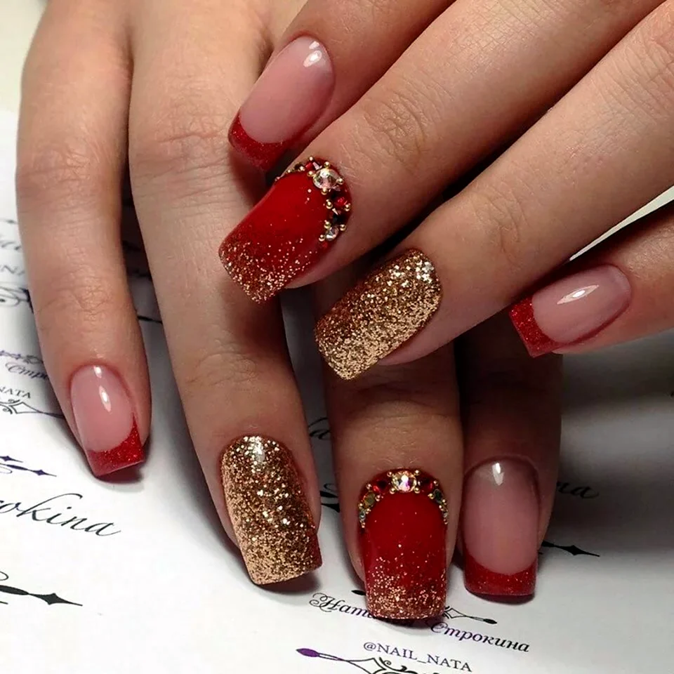 Красный маникюр со стразами и блестками