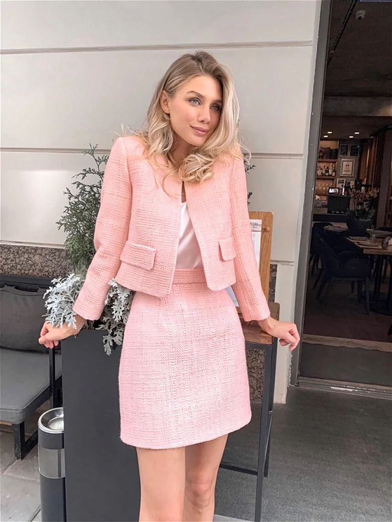 Эмма Робертс твидовый костюм