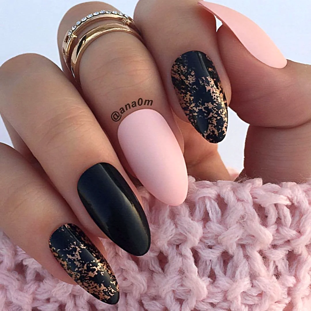 Маникюр черно-золотой на овальные ногти