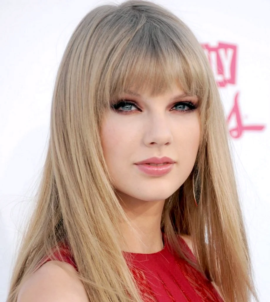Тейлор Свифт прически с челкой