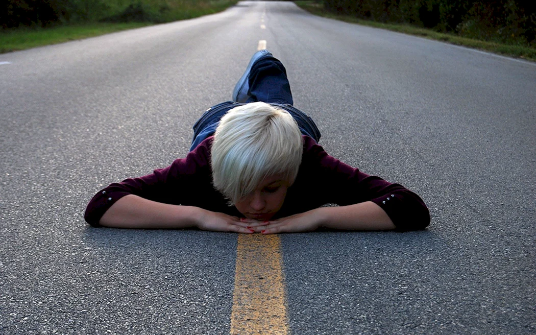 Девушка лежит на дороге