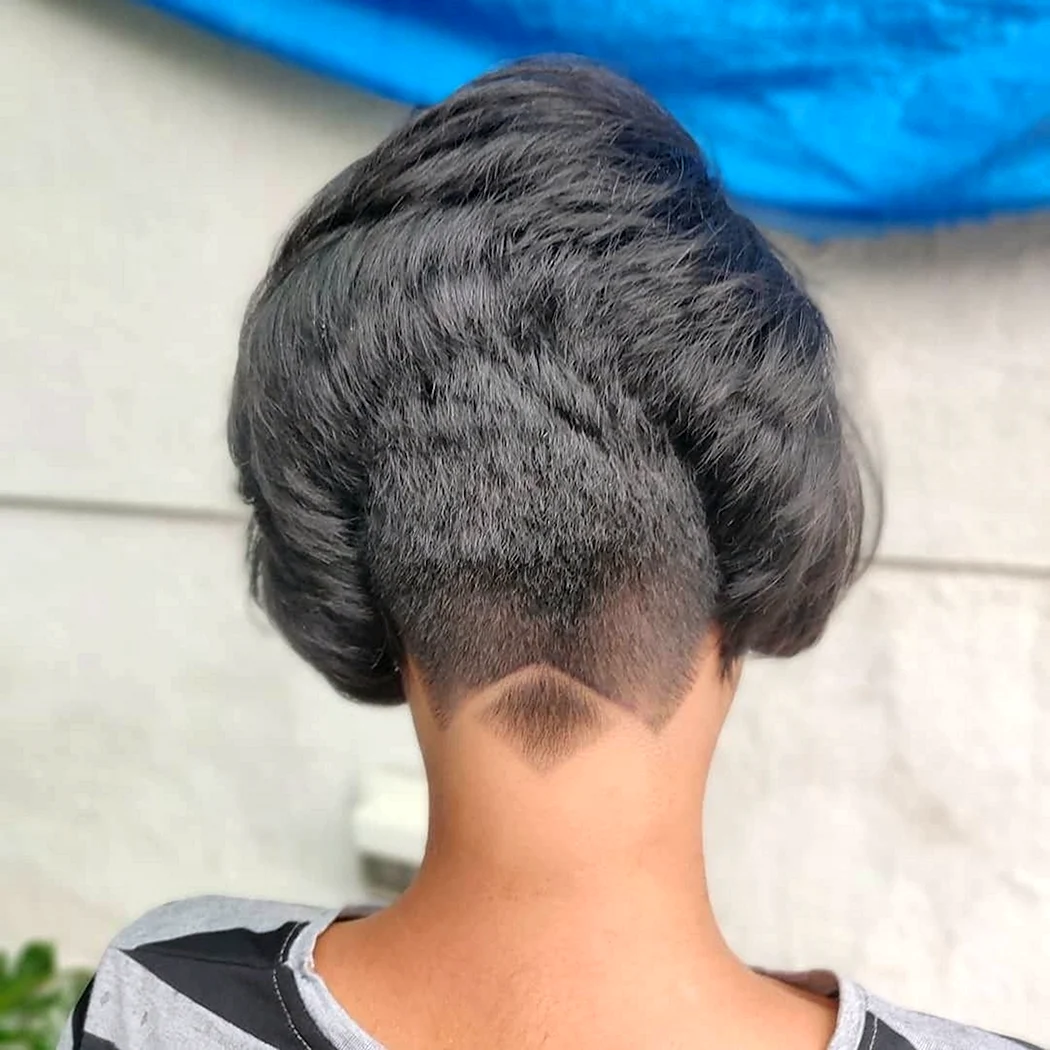 Боб с выбритым затылком