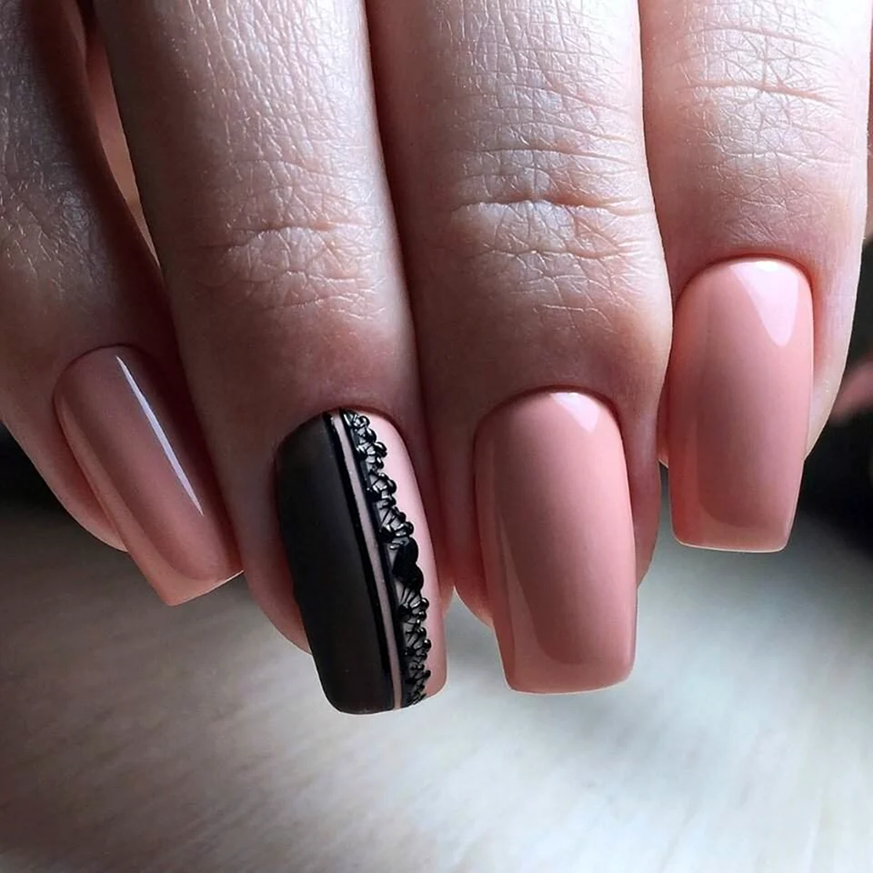 Маникюр розовый с черным