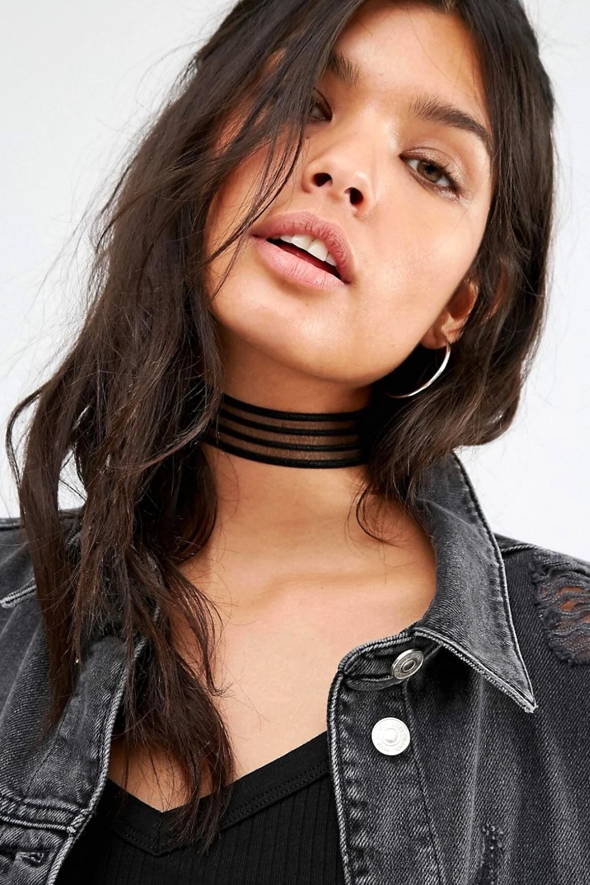 Девушки с чокерами