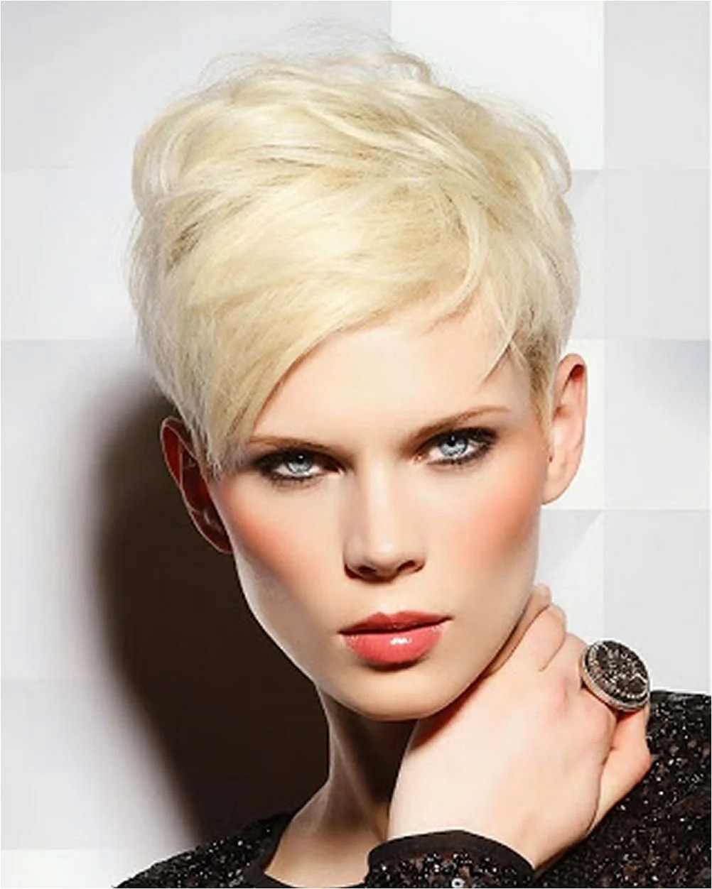 Короткие женские стрижки 2023