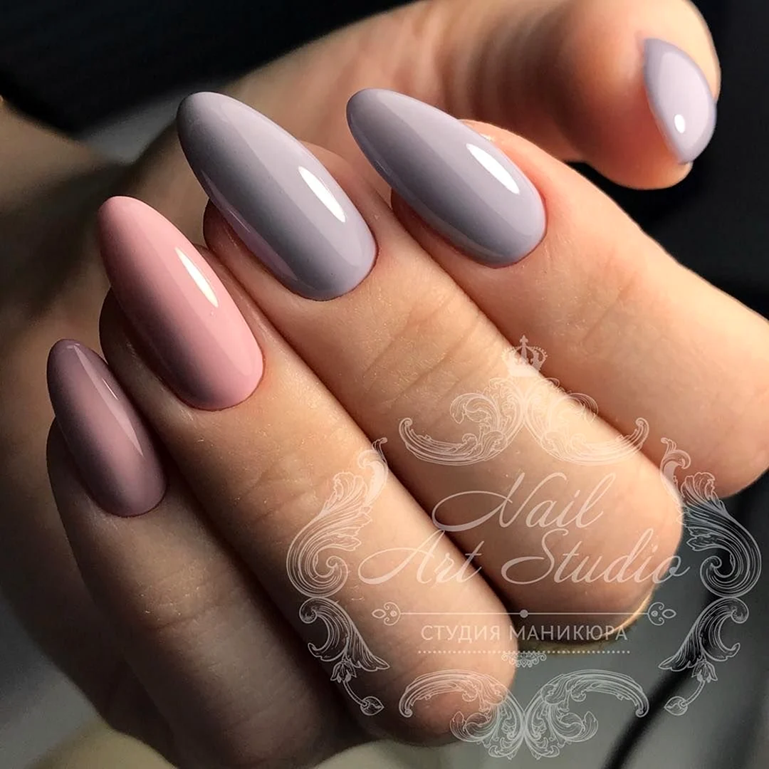 Матовые однотонные ногти миндаль