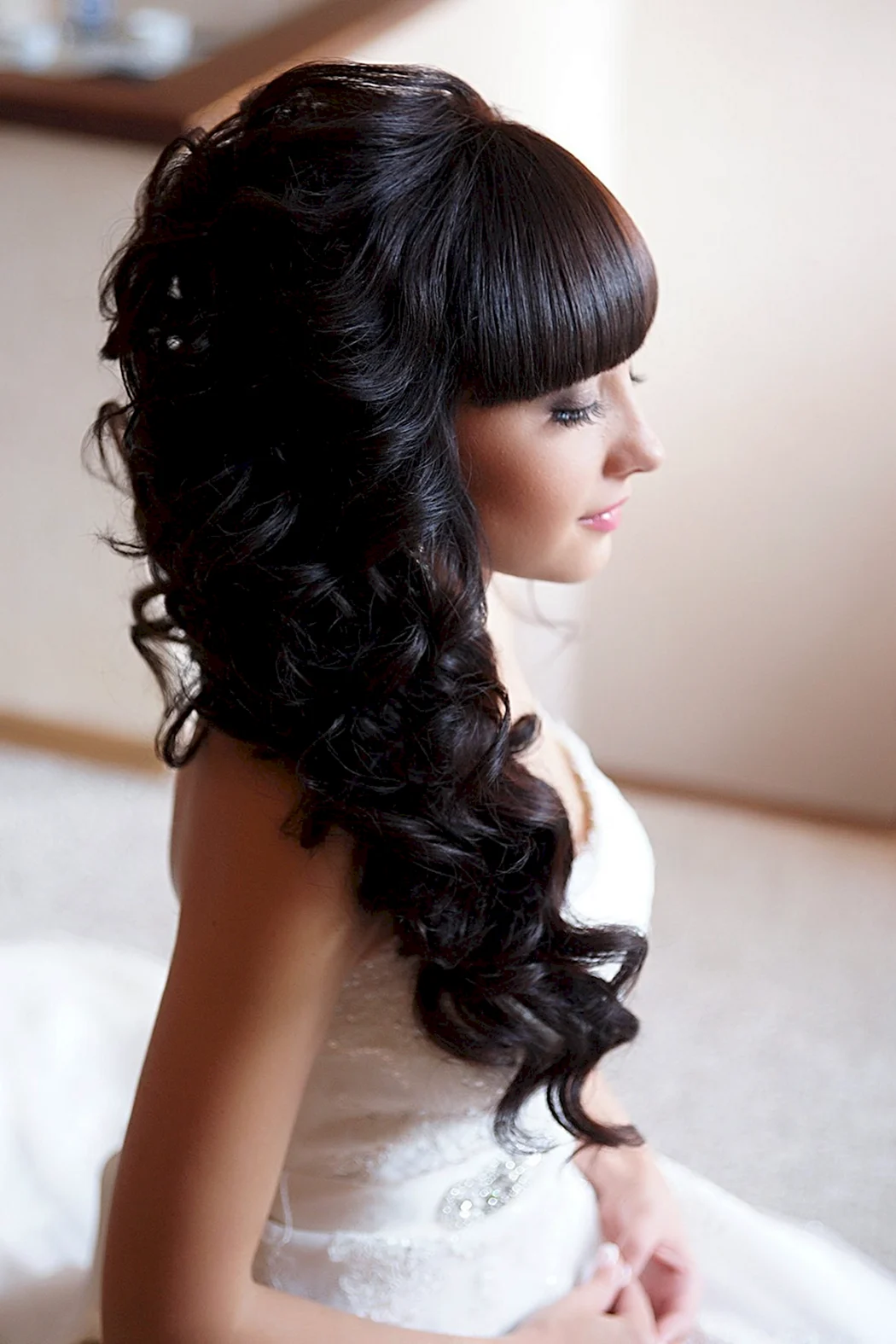 Прическа на длинные волосы с челкой