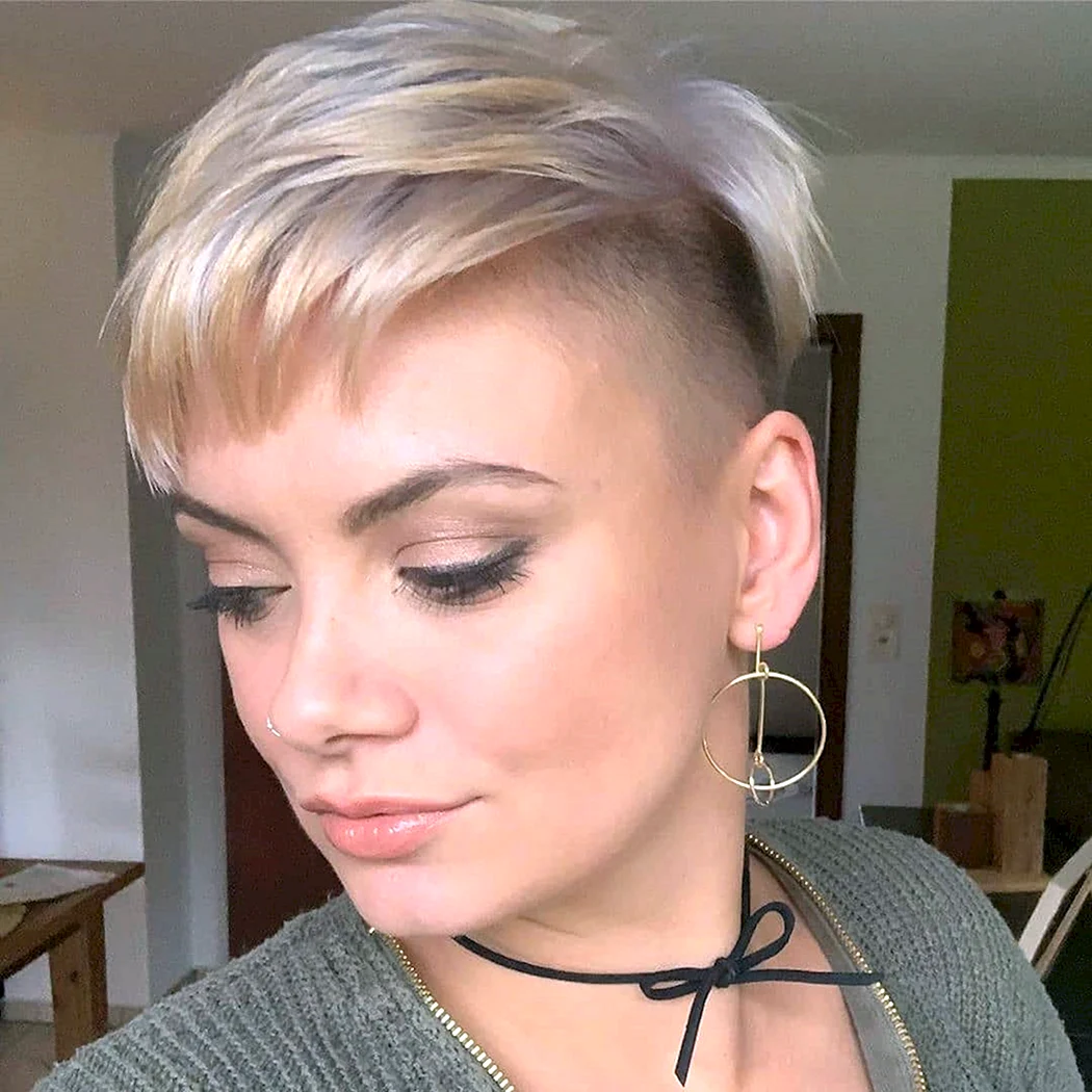 Пикси с челкой и выбритым виском