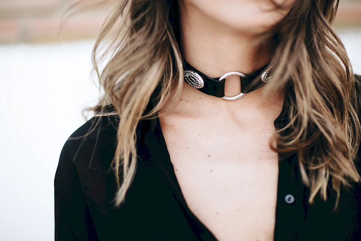 Чокер на девушке