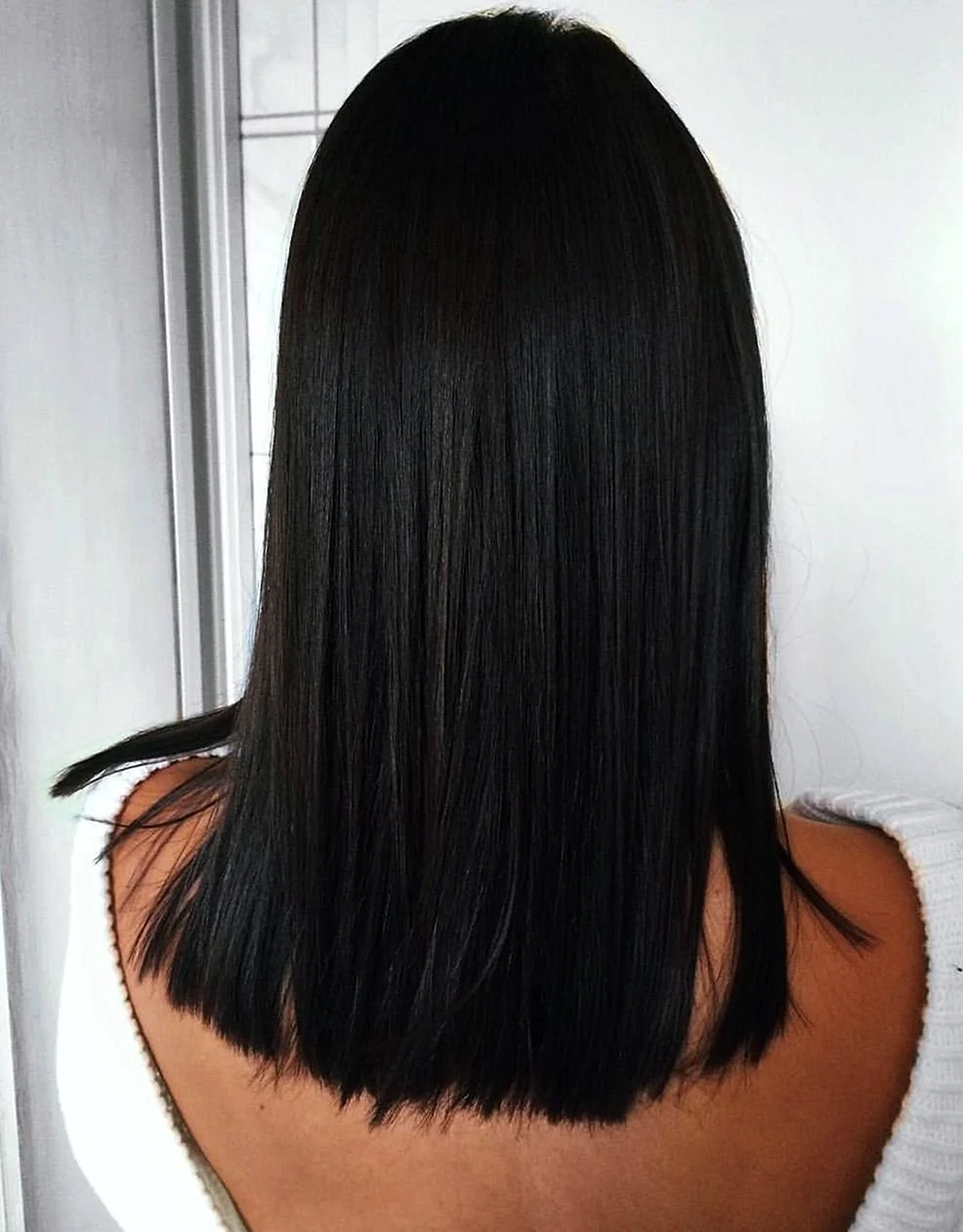 Стрижка на средние темные волосы с ровным срезом