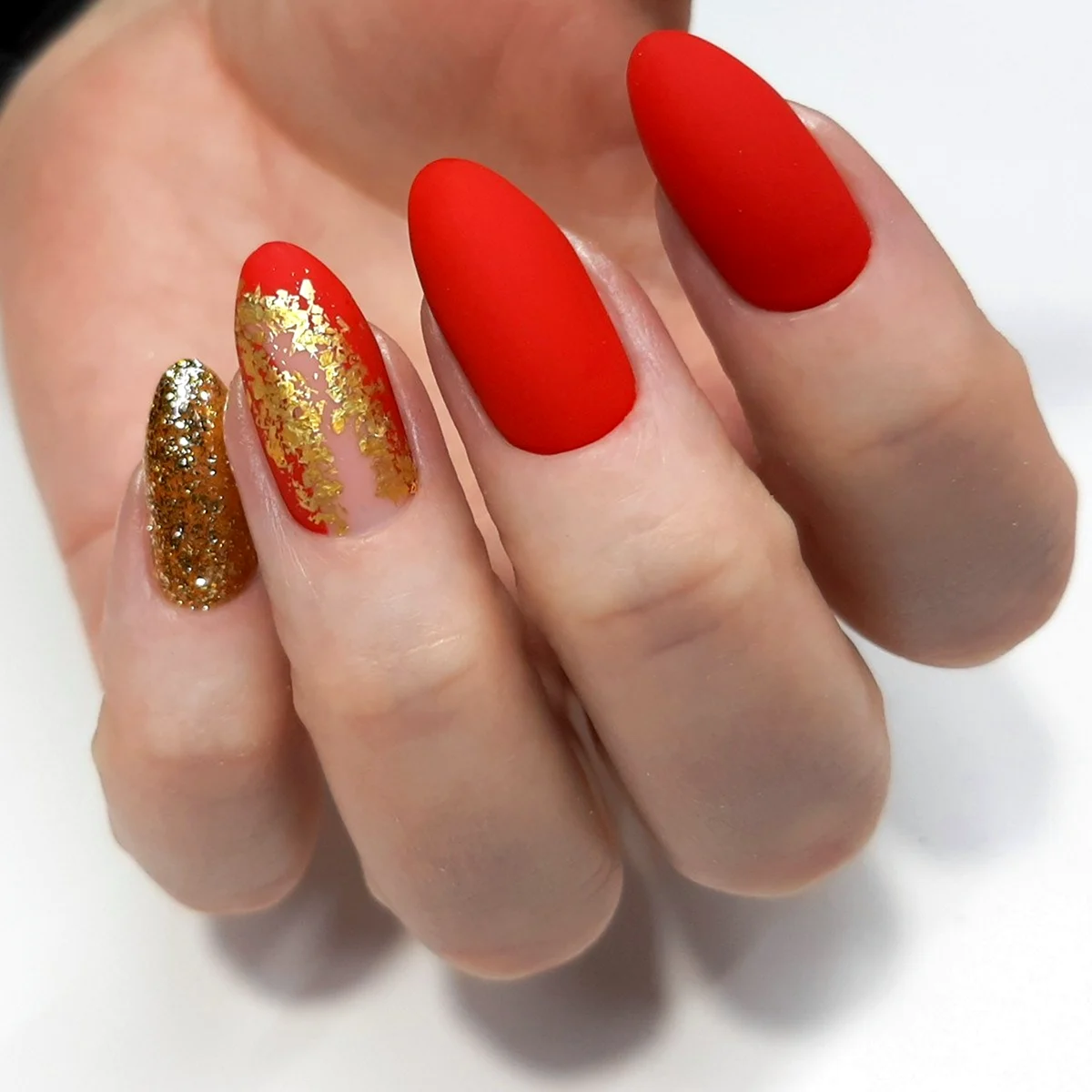 Маникюр красный с золотом