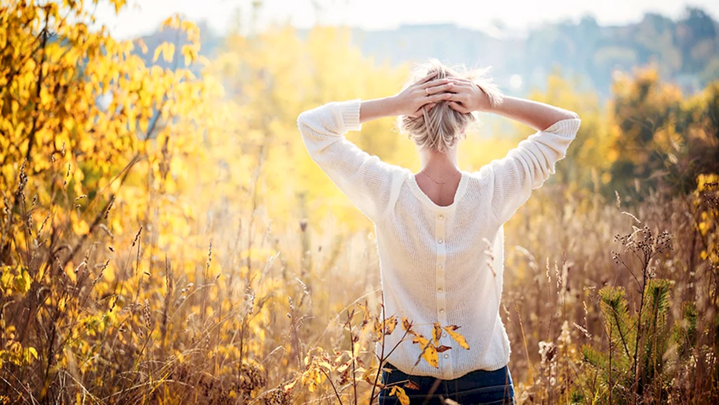Блондинка осенью со спины