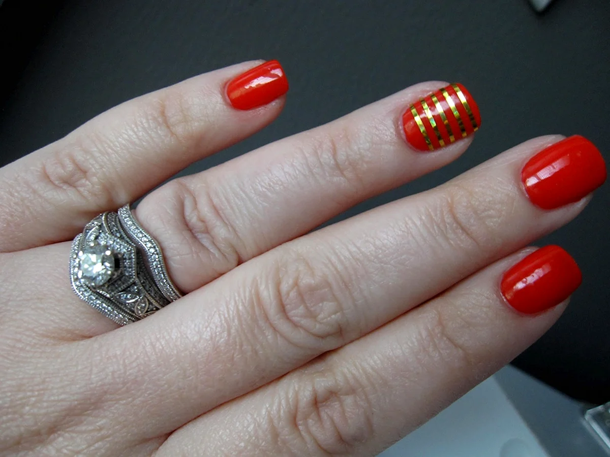 Красный маникюр с полосками из фольги
