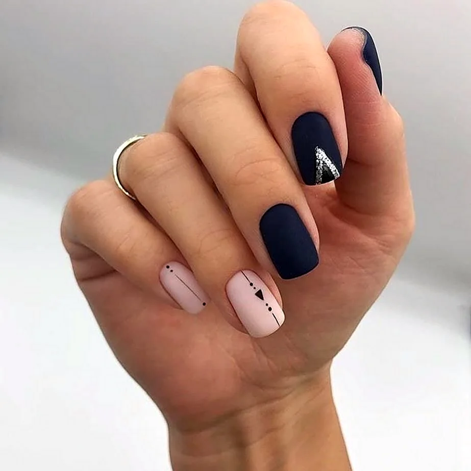 Маникюр с точками и полосками