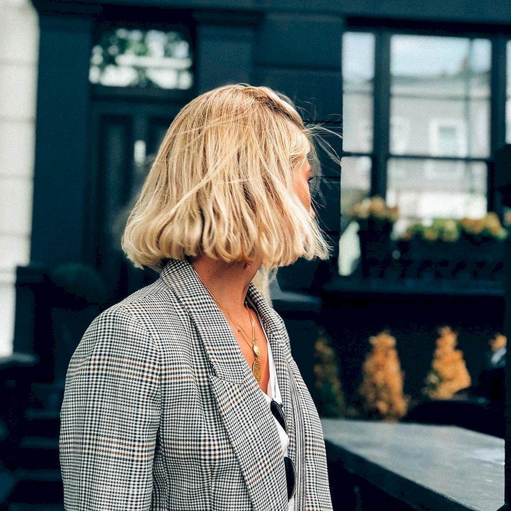 Блондинка с каре со спины