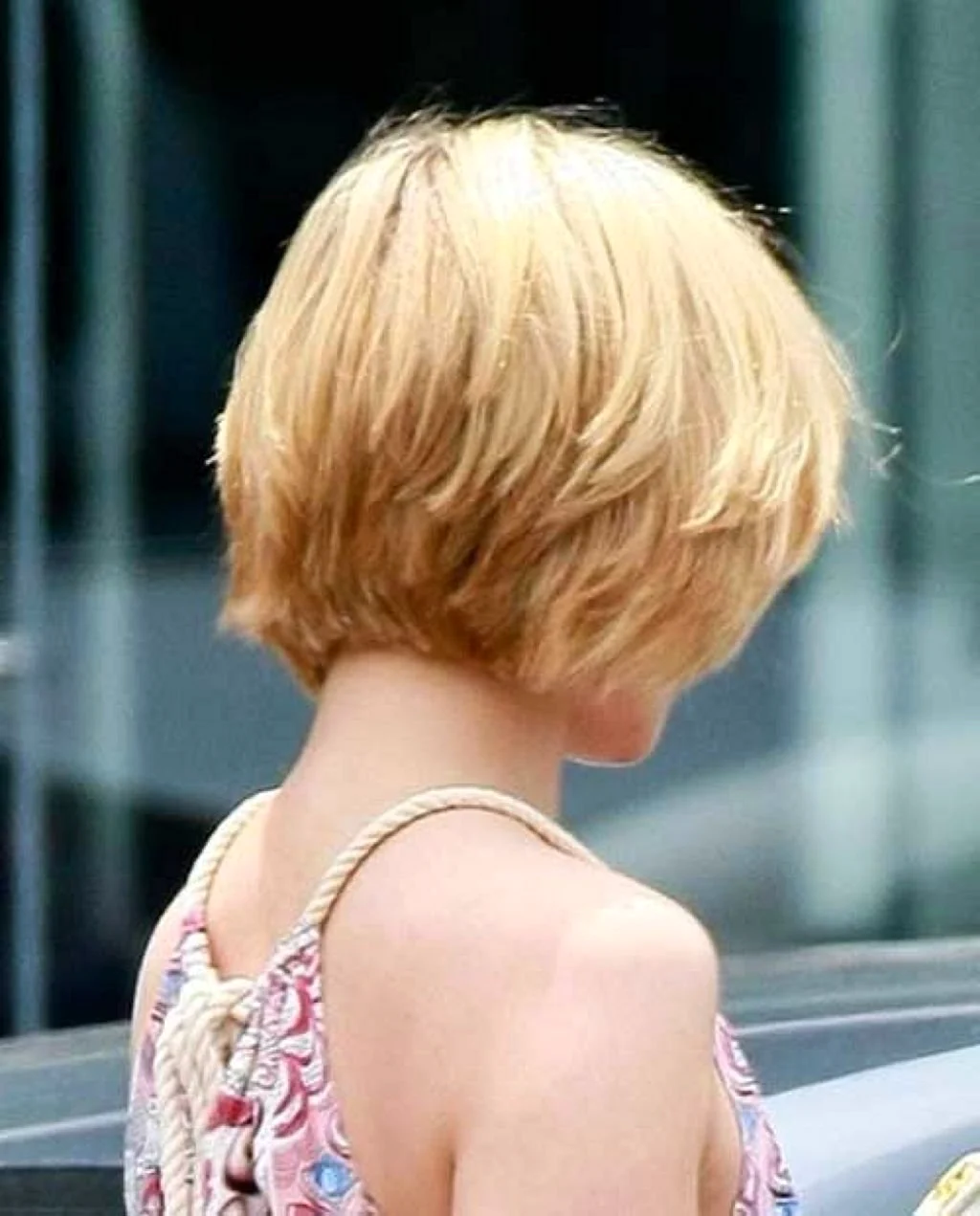 Девушка со спины блондинка с короткими волосами