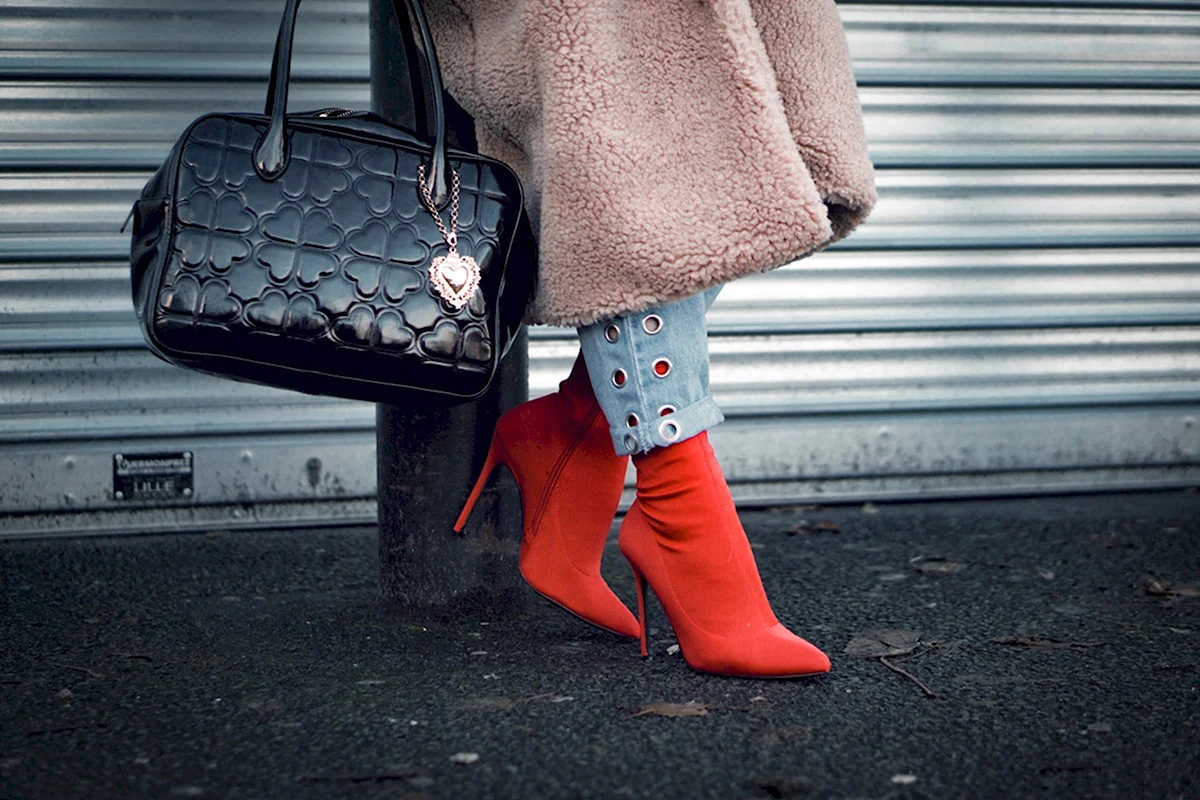 Образы с красными ботильонами