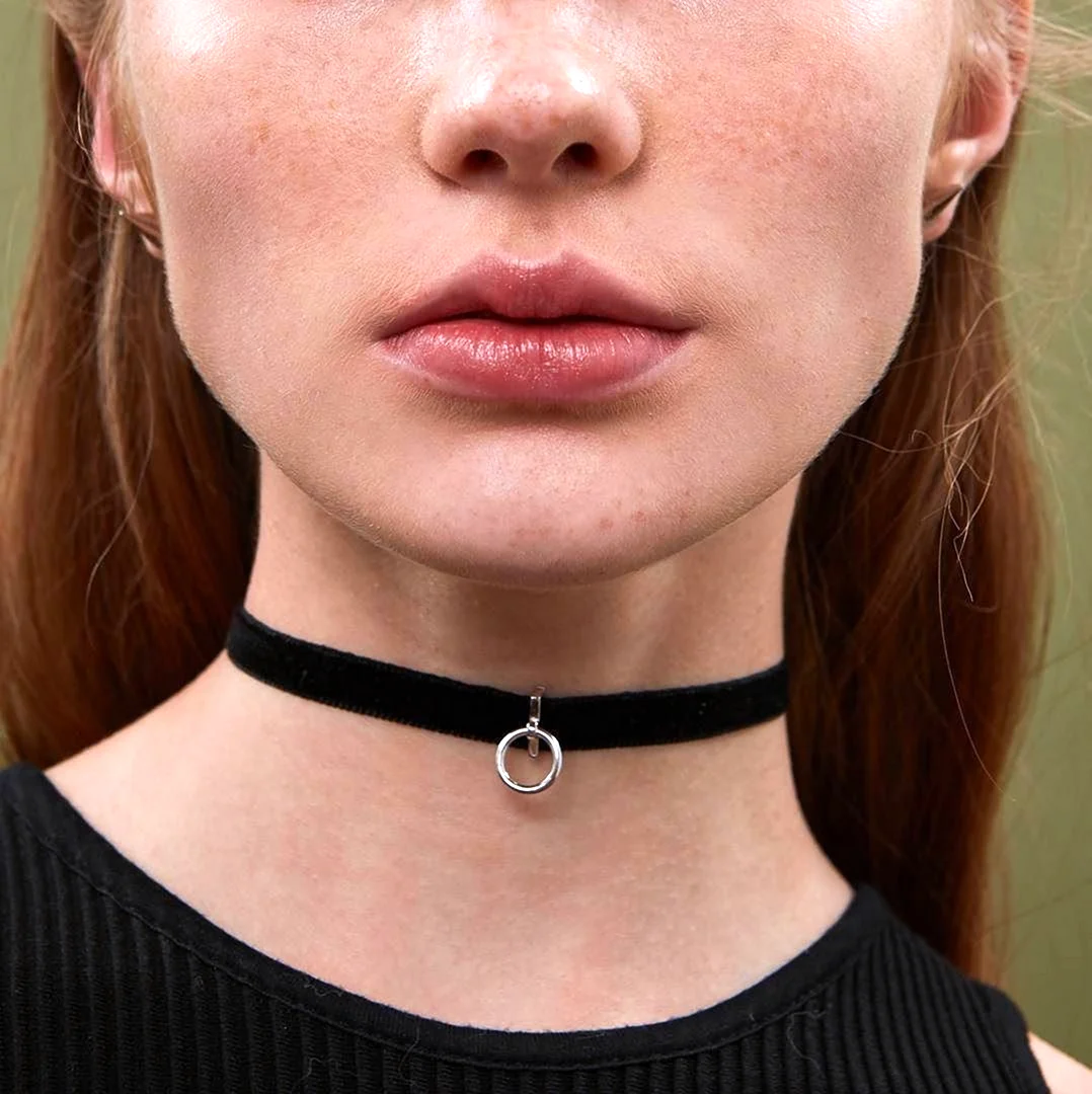 Чокер на девушке