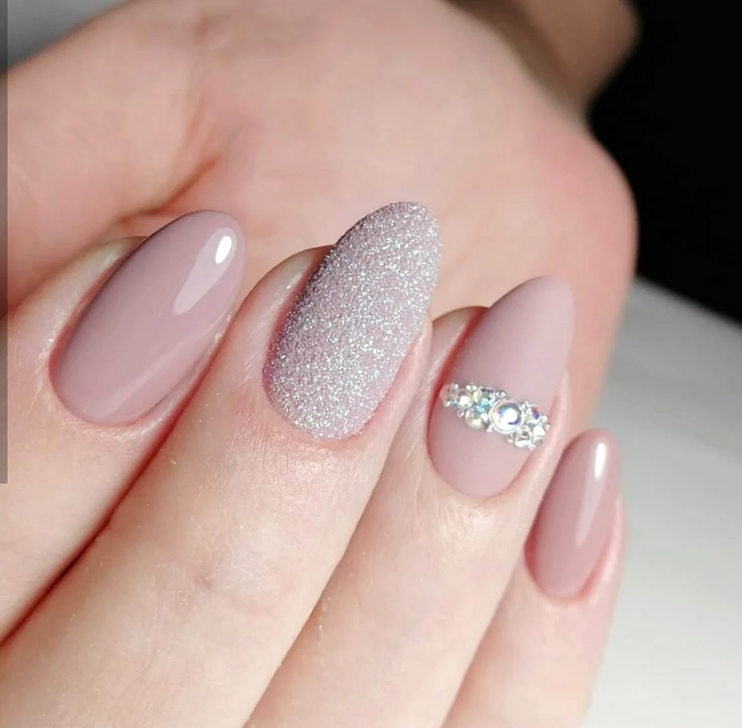 Маникюр в пудровых тонах