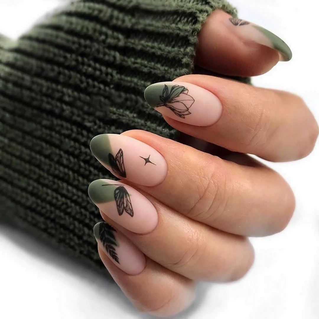 Ногти бежевые с зеленым