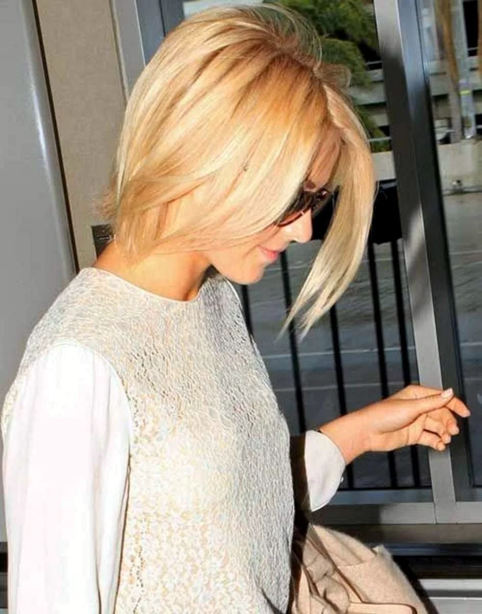 Блондинка с каре со спины