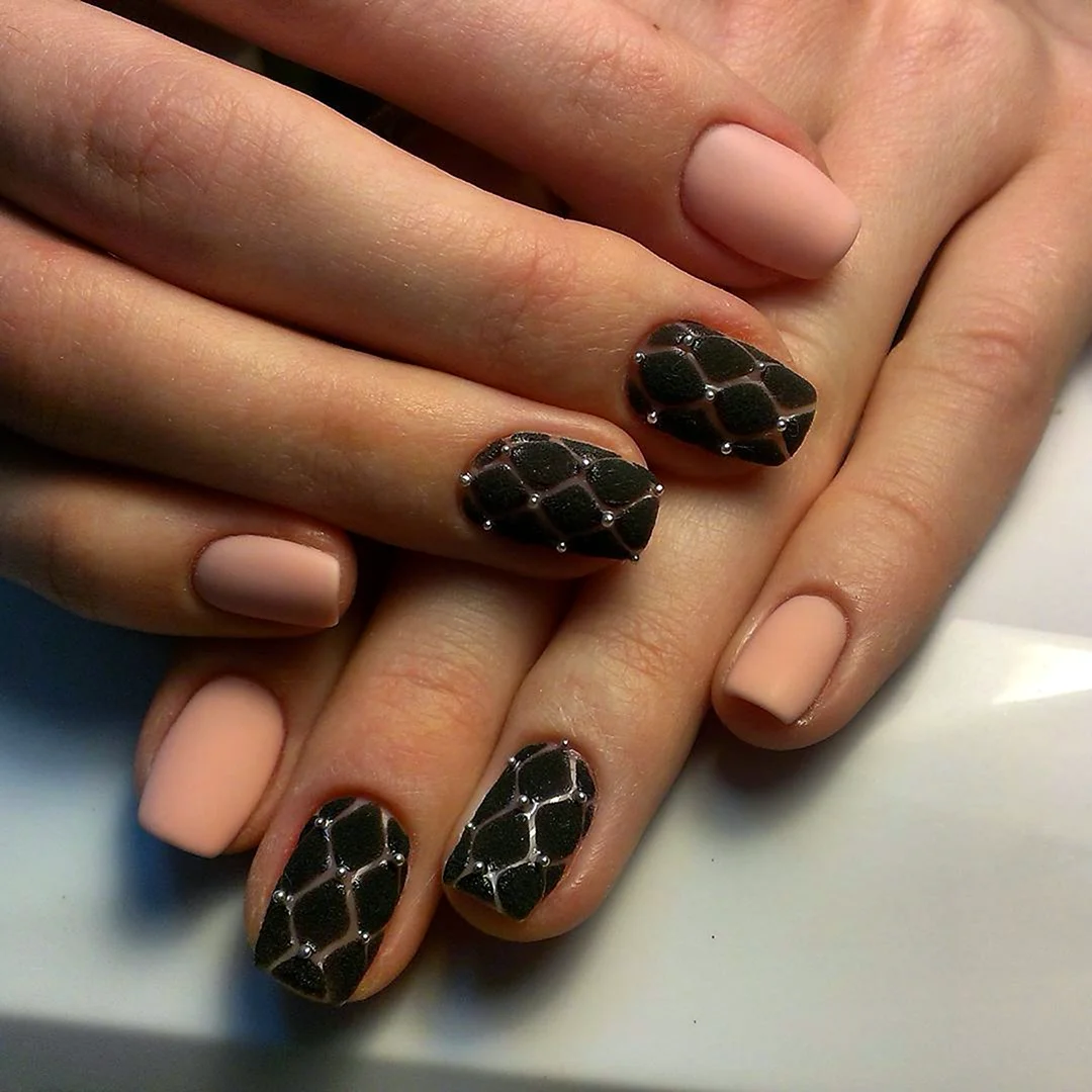 Маникюр с черным песком