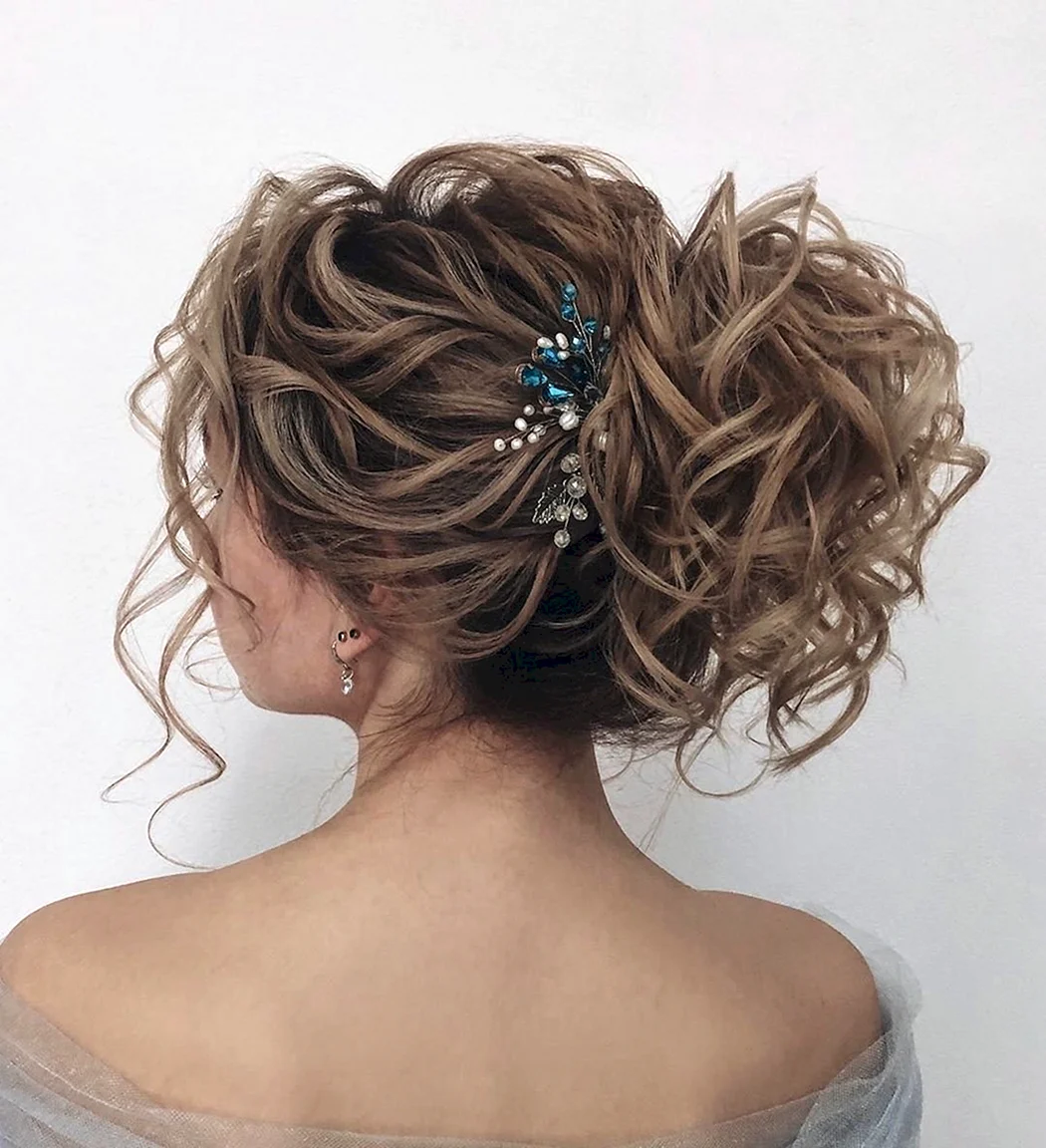 Высокая прическа с кудрями