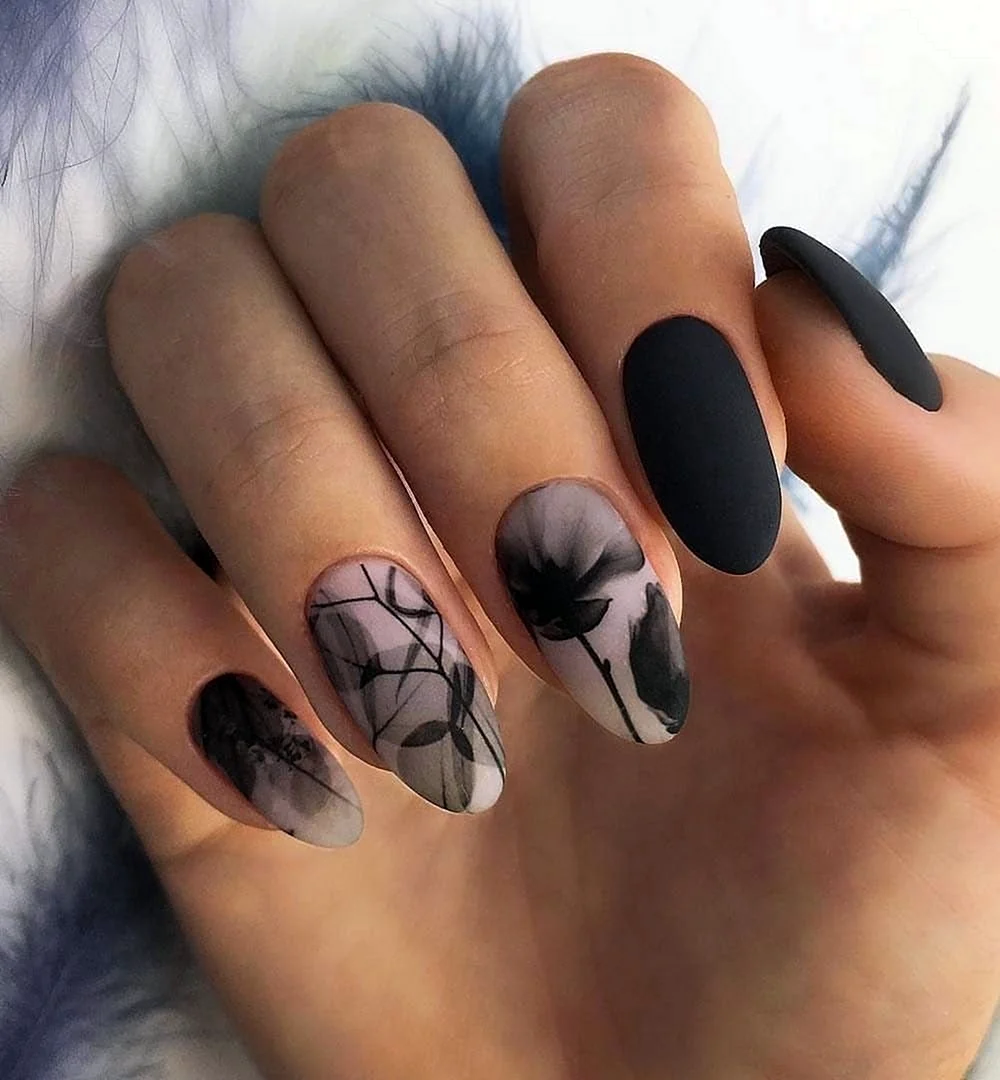 Черный вуалевый маникюр