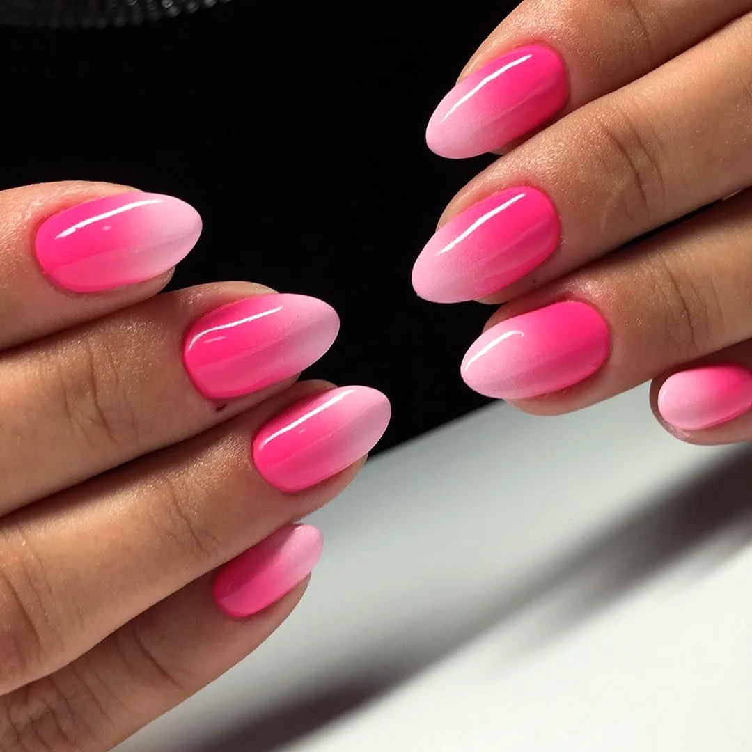 Маникюр миндаль омбре фуксия