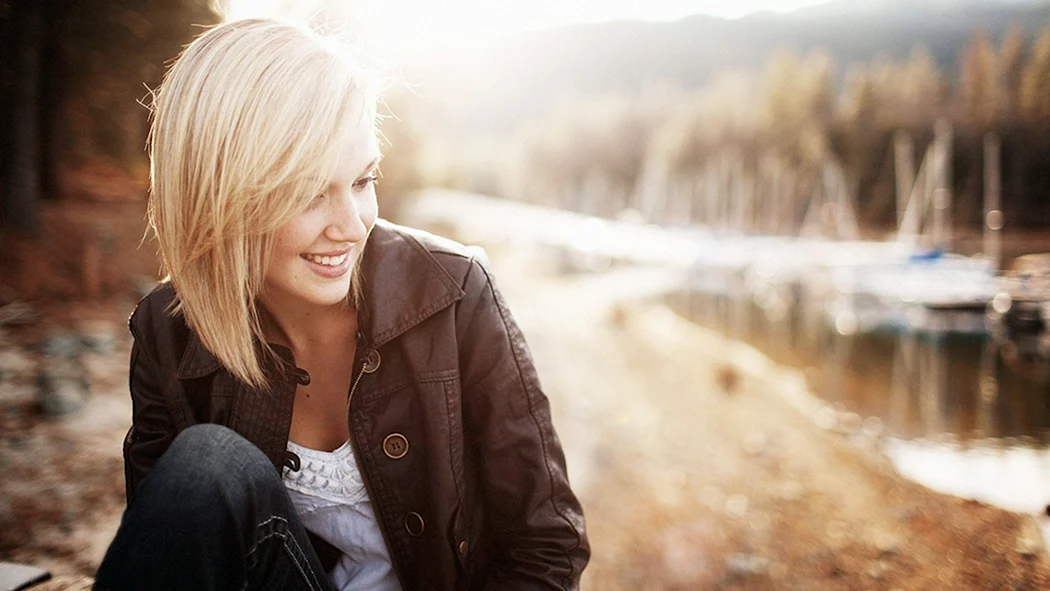 Блондинка с короткими волосами