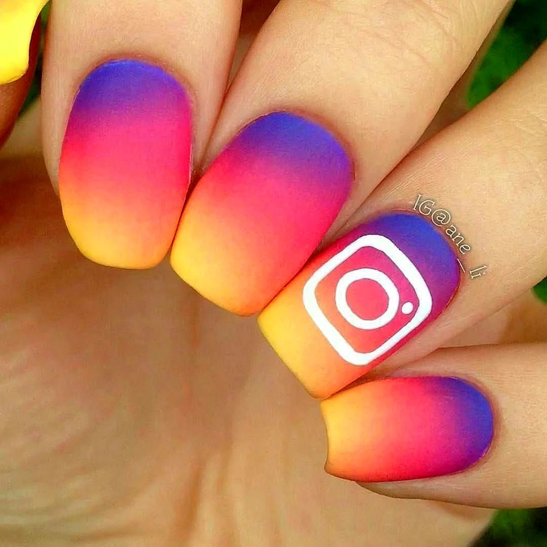 Детский разноцветный маникюр