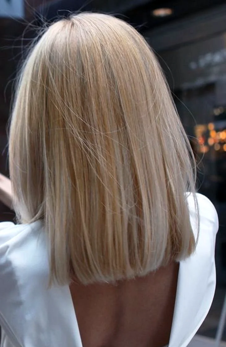 Ровный срез волос до плеч