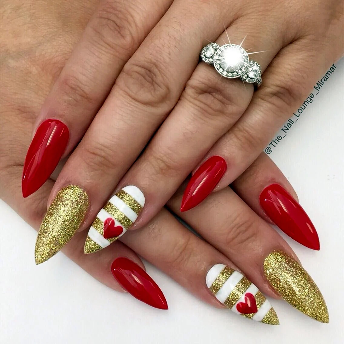 Маникюр красный с золотом миндаль 2022
