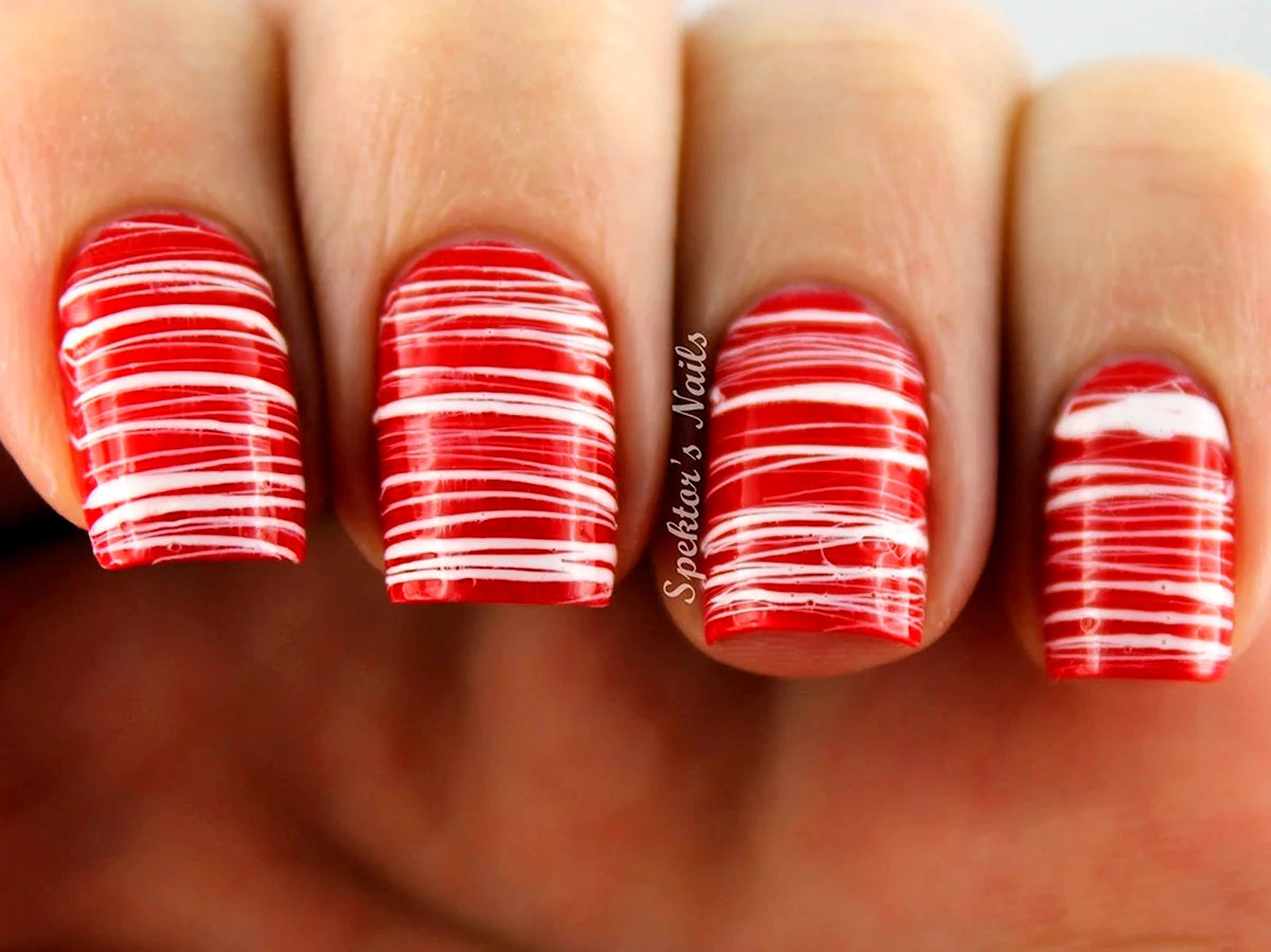 Красный маникюр с белыми полосками