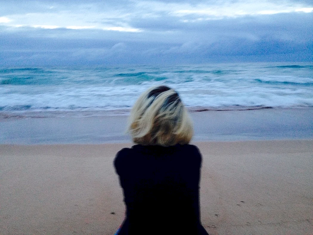 Блондинка с каре со спины