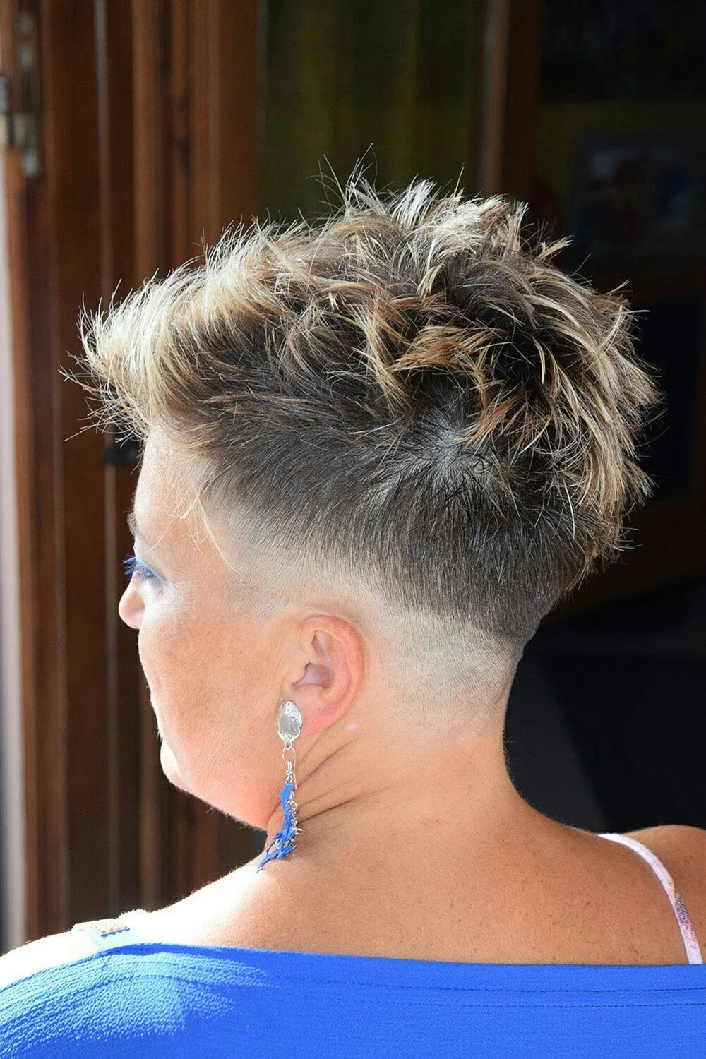 Короткие стрижки с бритым затылком