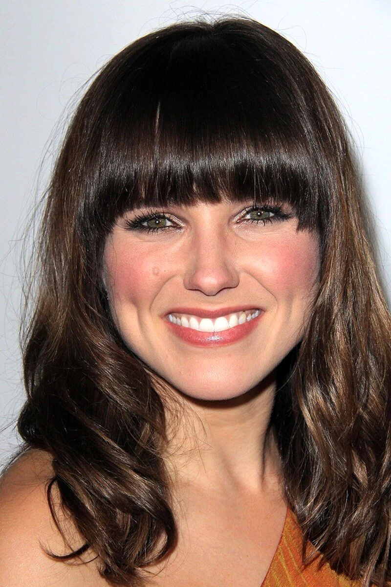 София Буш с челкой