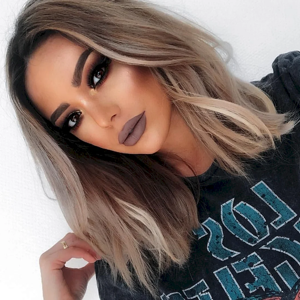 Пепельный блонд 2022 с темными корнями