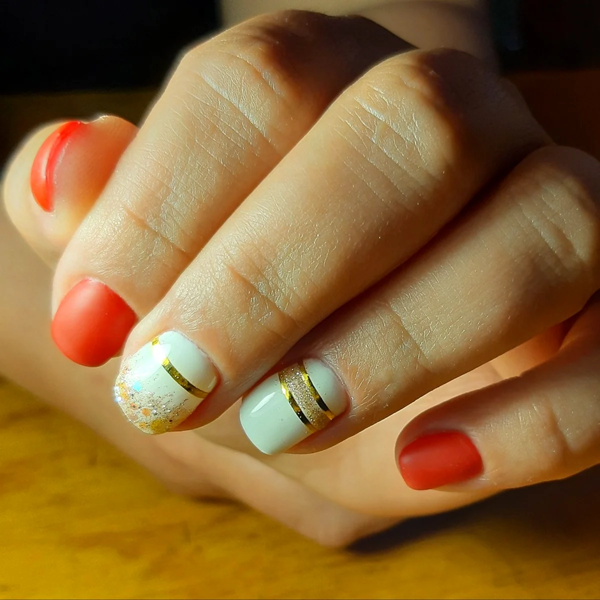 Маникюр на короткие ногти с золотыми полосками