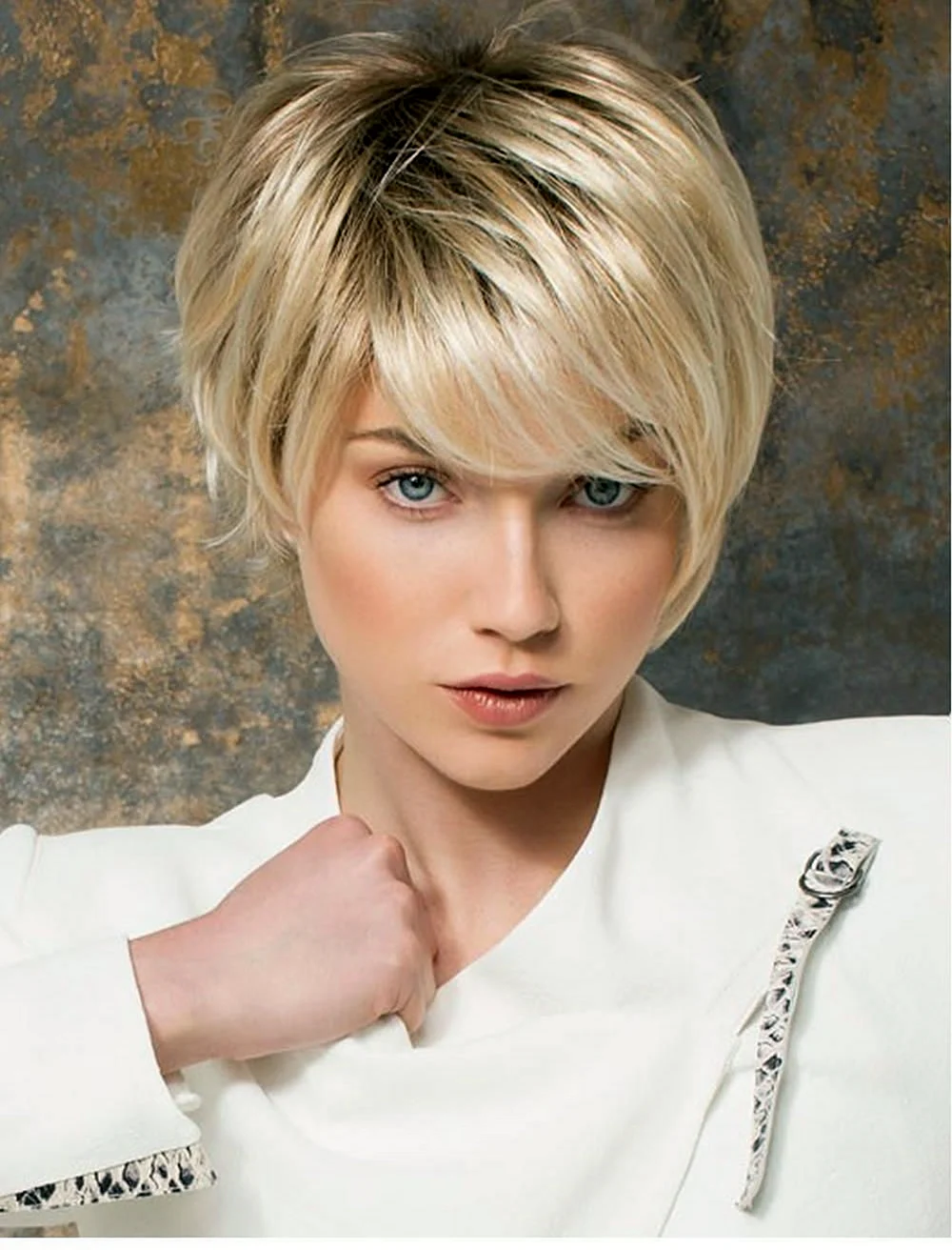 Стрижка Пикси-Боб с косой челкой
