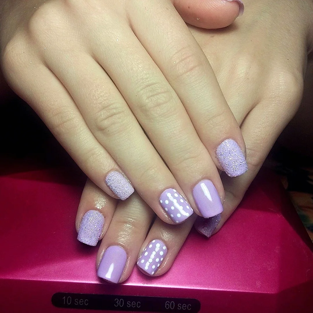 Маникюр сиреневый с белым и серебром