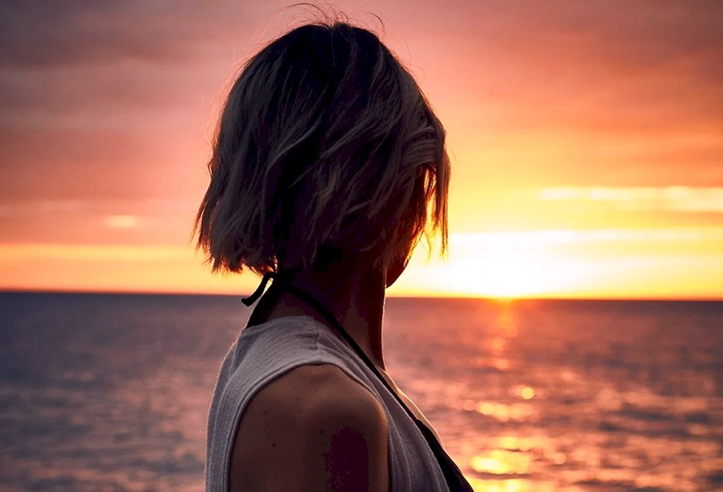 Девушка с каре со спины