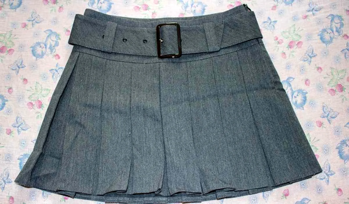Короткая серая юбка в складку