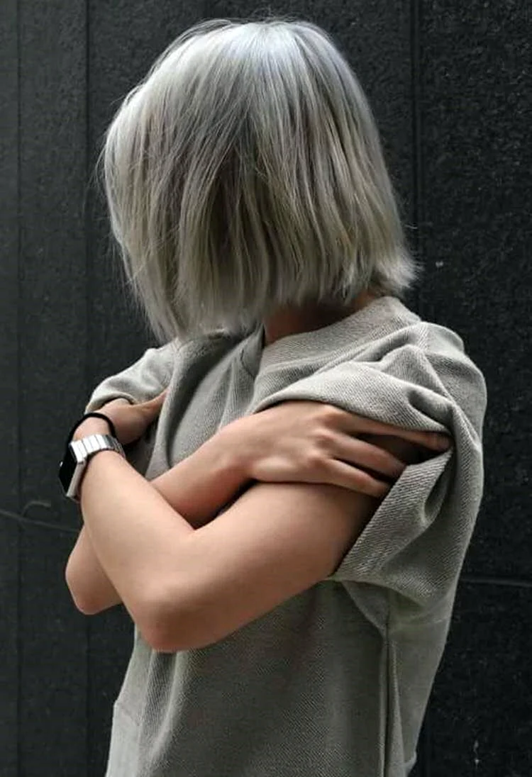 Блондинка с каре без лица