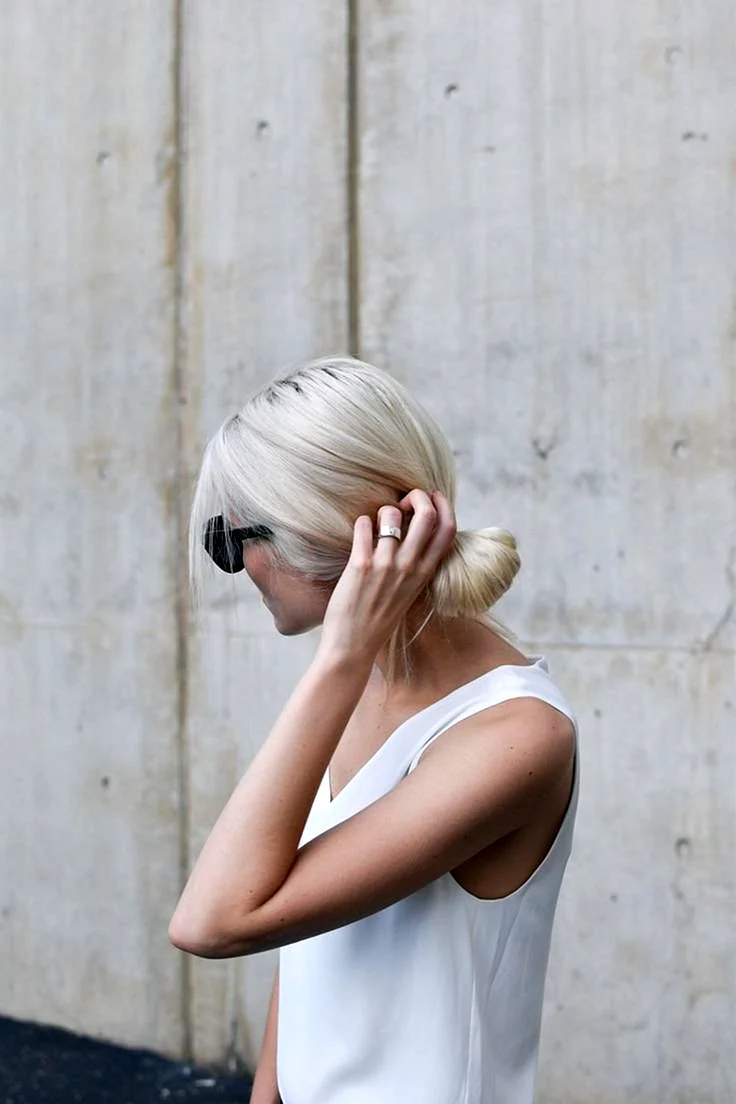 Блондинка с короткими волосами со спины