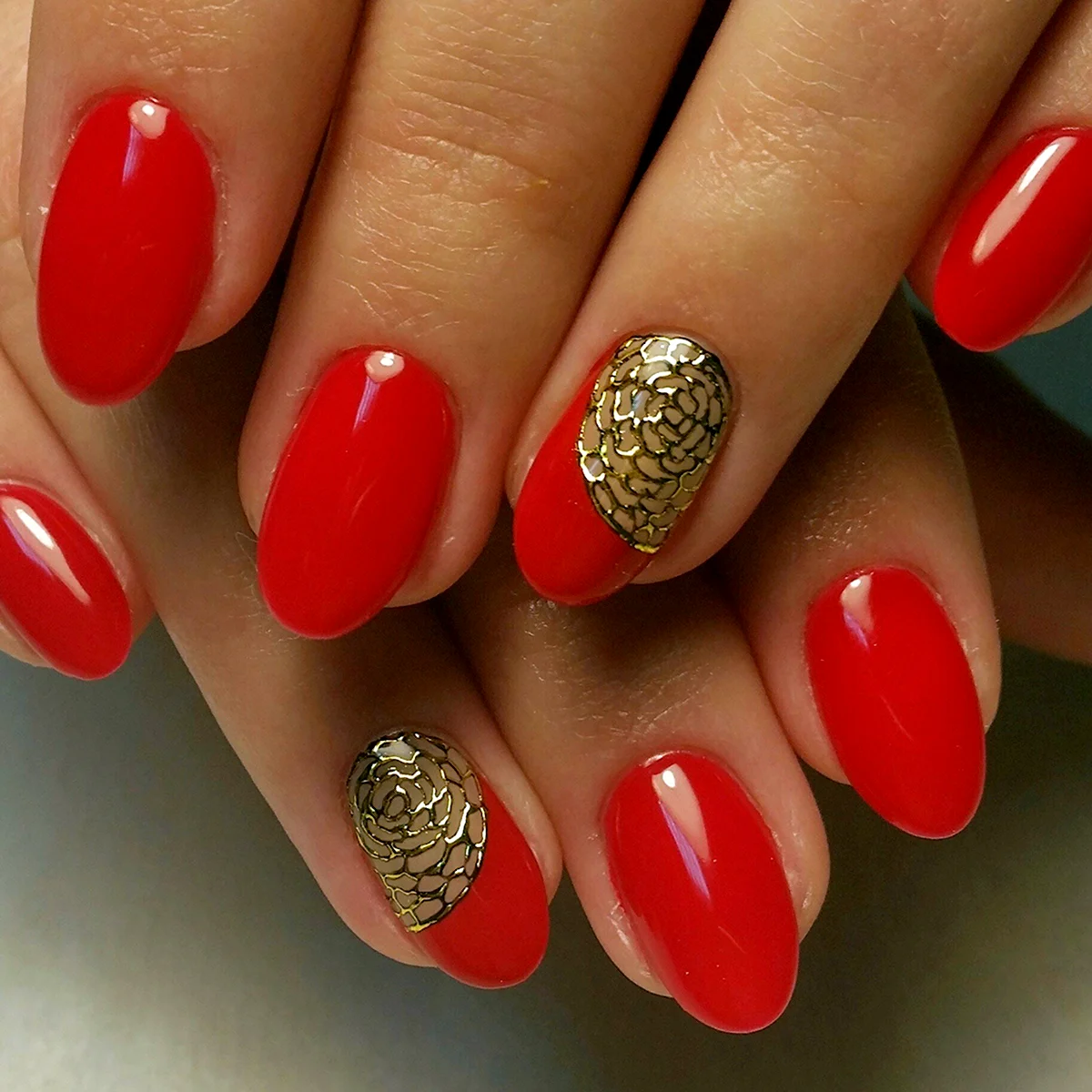 Красные ногти