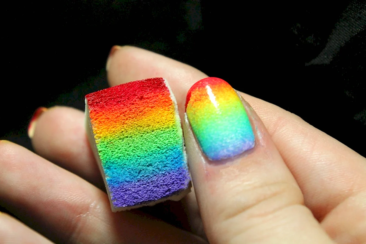 Радужный маникюр